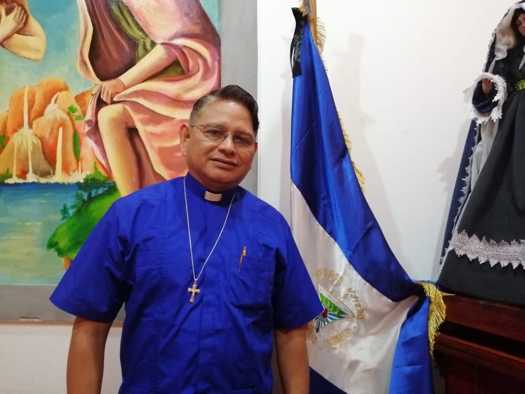 Policías orteguistas vuelven a acechar al padre Harving Padilla