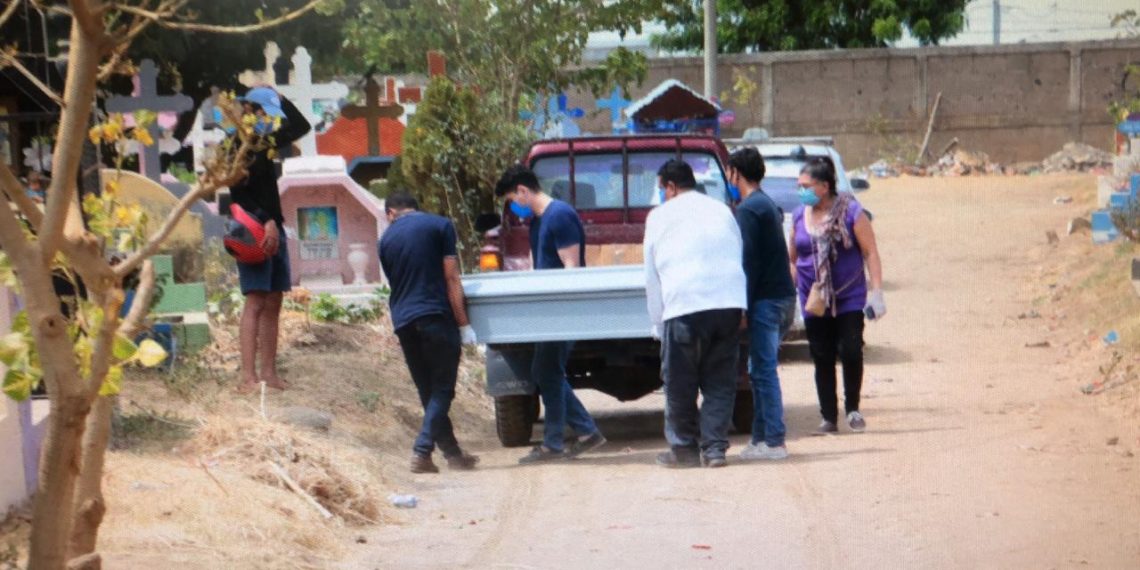 Una persona murió en el Hospital Manolo Morales, en Managua. El acta de defunción dice que murió por «neumonía grave», pero las autoridades sanitarias ordenaron a su familia que lo enterraran de inmediato. Foto: Reuters.