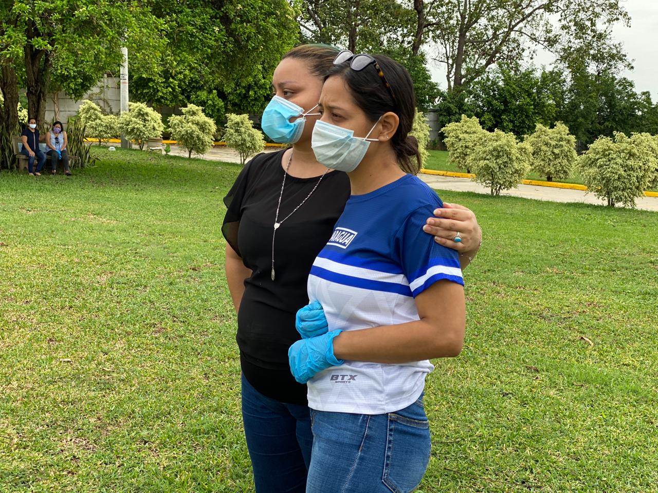 Familiares del periodista Gustavo Bermúdez dan su último adiós trad haber fallecido de coronavirus. Foto: Nicaragua Investiga