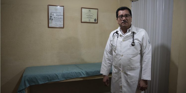 Doctor Alejandro Lagos confirma que tiene COVID-19. Foto: Niú
