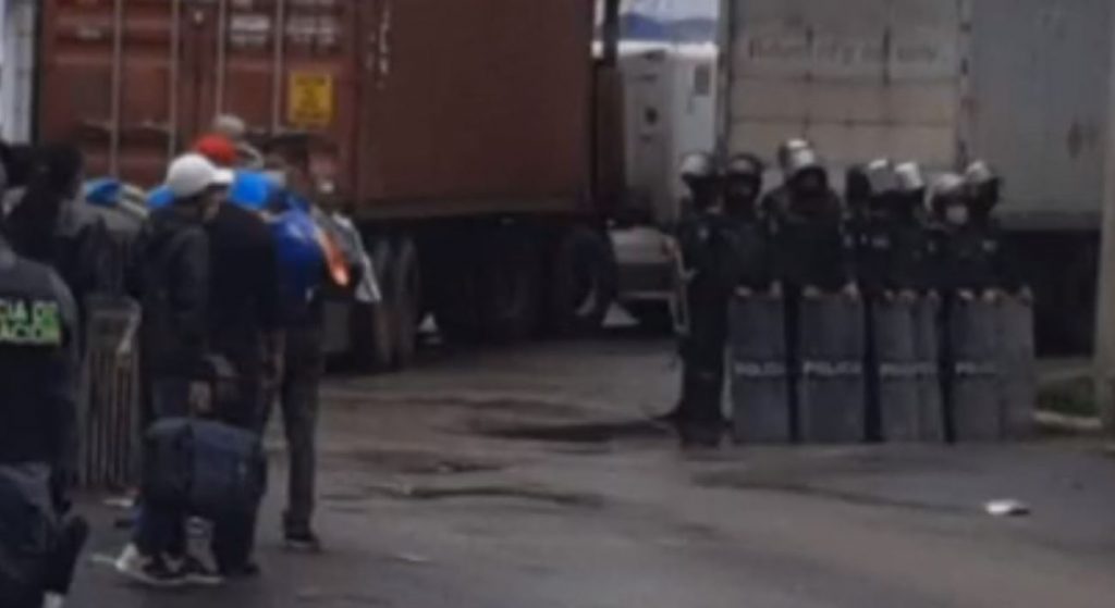 Antimotines orteguistas mantienen cercada entrada de Peñas Blancas para impedir el ingreso de nicaragüenses