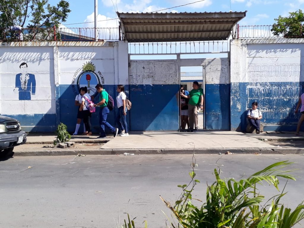 Alumnos asisten a clases luego del paso del huracán Julia