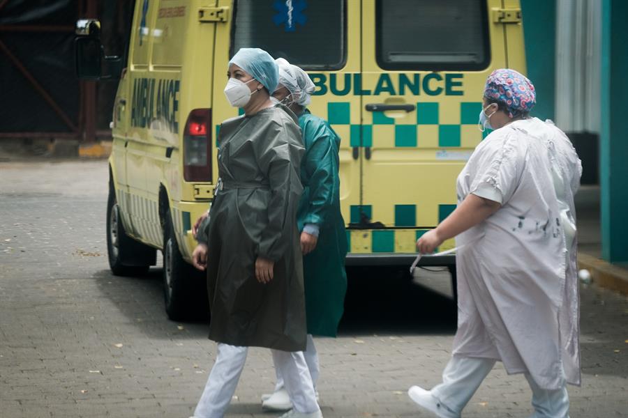 Enfermeras trabajan este s&aacute;bado en el &aacute;rea de emergencias del Hospital Escuela Manolo Morales Peralta, en Managua (Nicaragua). EFE/Carlos Herrera
