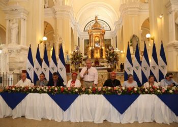Monseñor Bosco Vivas recibió con honores a diputados orteguistas en la Catedral de León