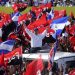 Daniel Ortega, en una concentración el 19 de julio, rodeado de sus simpatizantes con banderas del FSLN. Foto: END