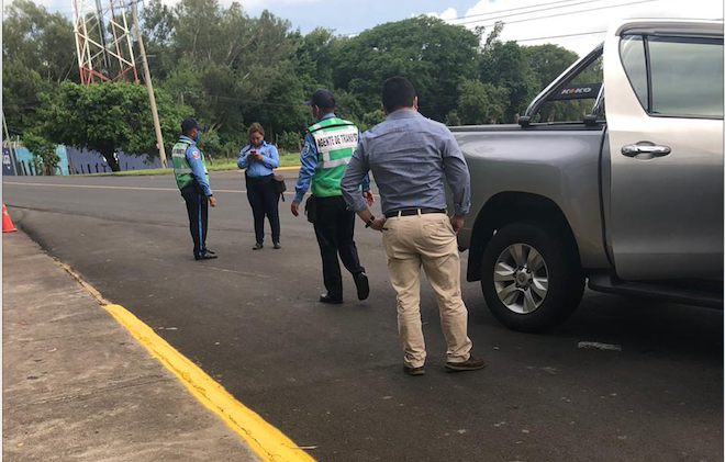 Policía orteguista ocupa camioneta del director de Radio Darío. Foto: Radio Darío
