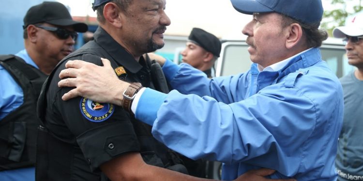 El comisionado sancionado Ramón Avellán junto al dictador Daniel Ortega. Foto: Confidencial
