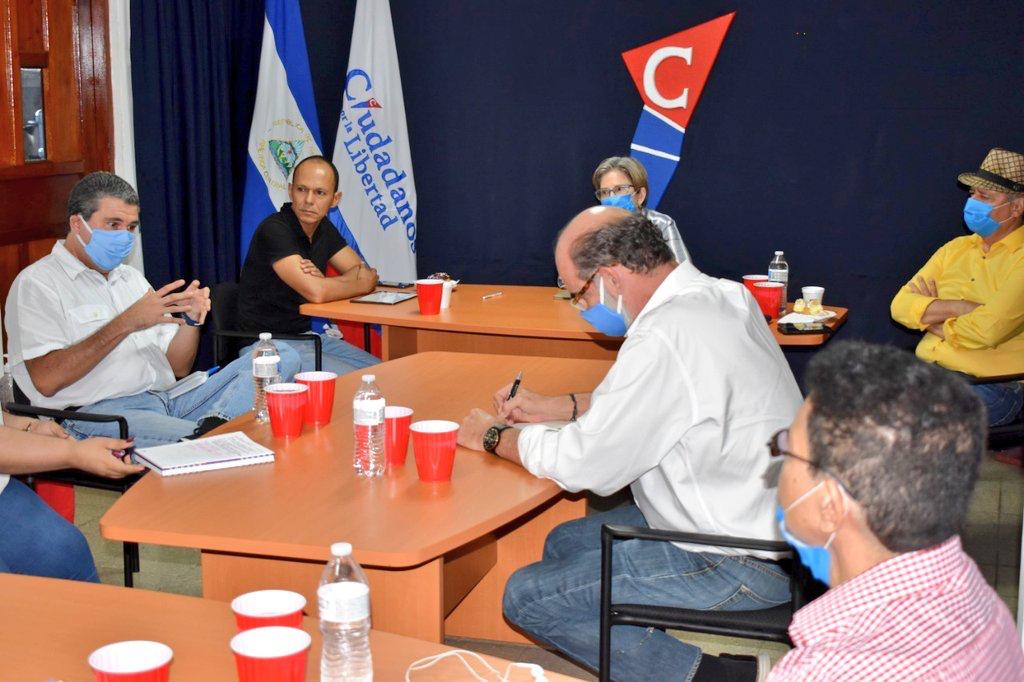 Miembros de la Alianza Cívica en reunión con CxL