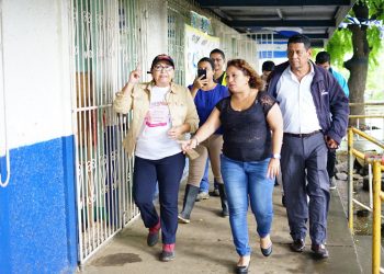 El delegado departamental de Managua del Ministerio de Educación, Sergio Mercado durante un recorrido por escuelas con la Ministra de esa entidad, Miriam Ráudez