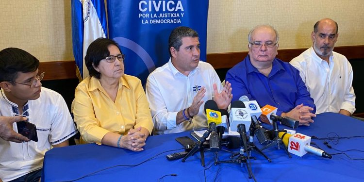 El doctor José Pallais (camisa azul), durante una conferencia de prensa, junto a los demás integrantes de la Alianza Cívica antes de renunciar a dicha organización. 