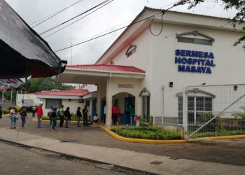 Decenas de personas hacen largas filas en el hospital Sermesa de Masaya para saber si su familiar vive o muere. Foto: Noel Miranda / Artículo 66