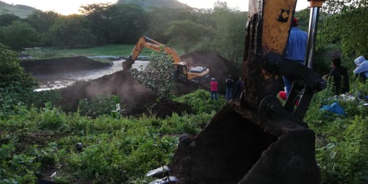 Tres nicaragüenses cumplen 24 horas desaparecidos tras derrumbe en la mina Rincón García
