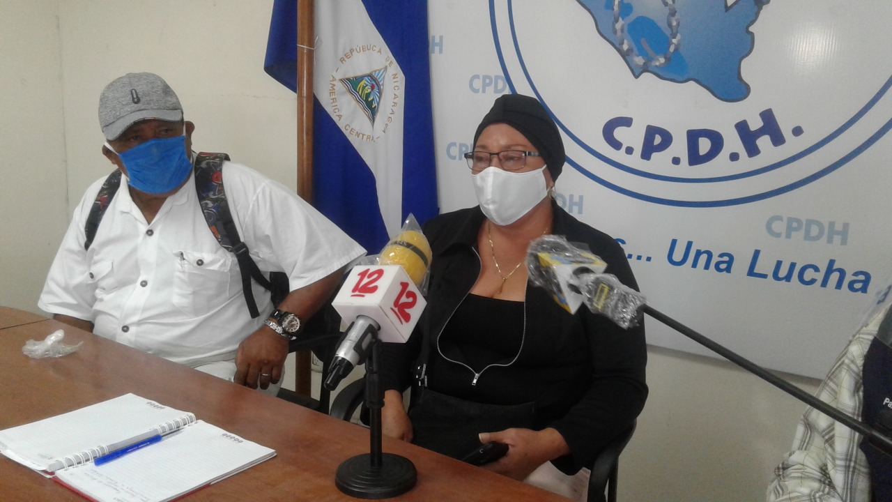 Roberto Esteban y Juana Lesage, padres de tres jóvenes excarcelados políticos. Foto: Cortesía / Artículo 66 