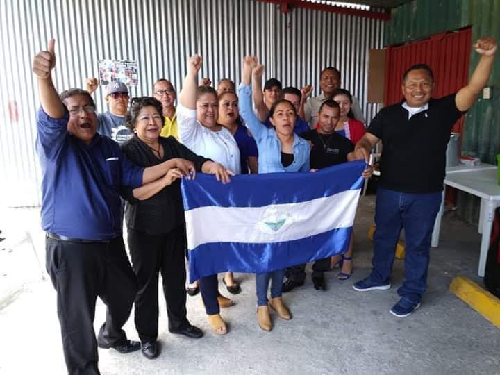 Profesores en el exilio conmemoran el Día del Maestro exigiendo justicia y libertad para Nicaragua. Foto: Cortesía