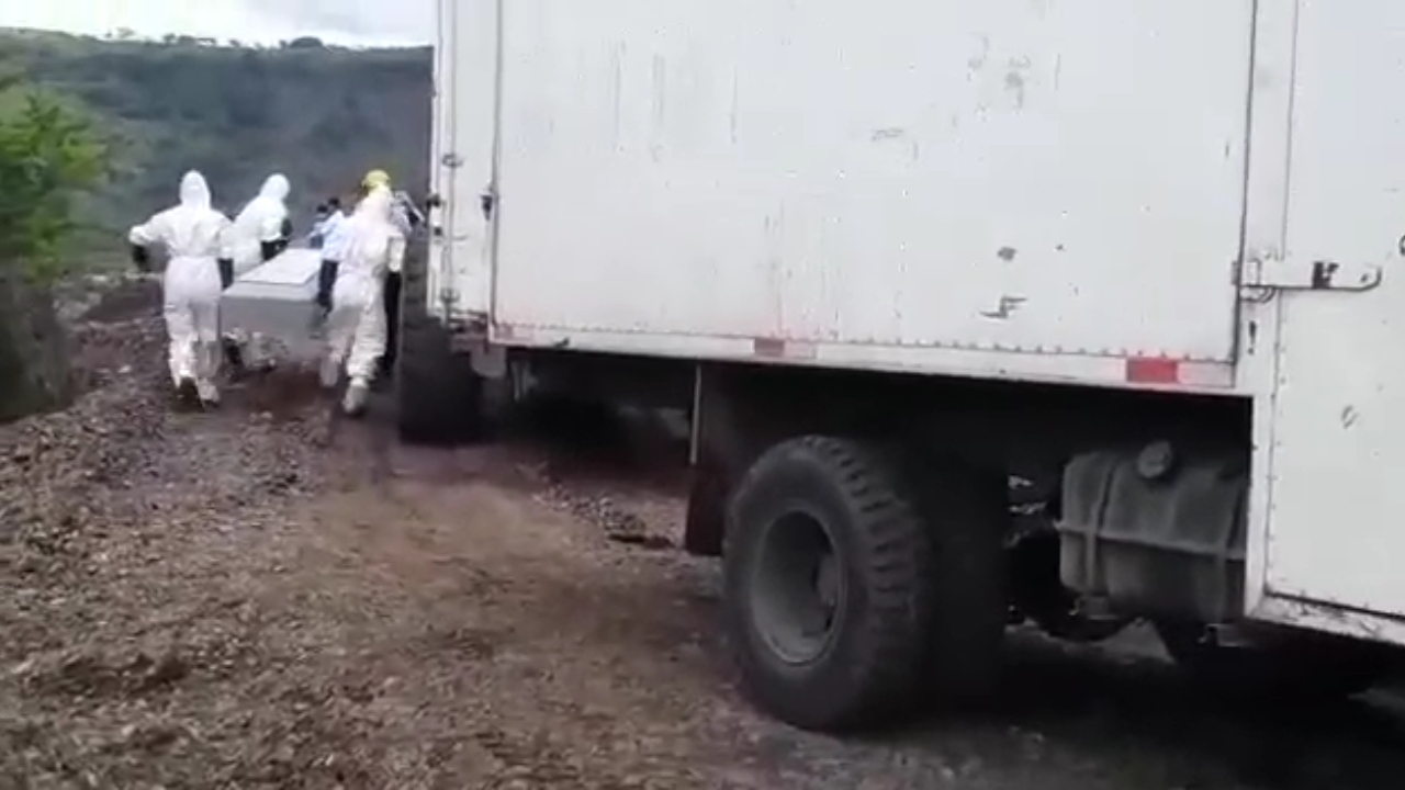 Entierro exprés en un predio cercano al barrio Sadrach Zeledón, de Matagalpa. Este es uno de los dos camiones que utiliza el Minsa para realizar sepelios. Captura de video. 