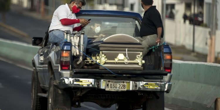 Observatorio Ciudadano registra casi 1,400 muertes sospechosas por COVID-19. Foto: EFE / Jorge Torres