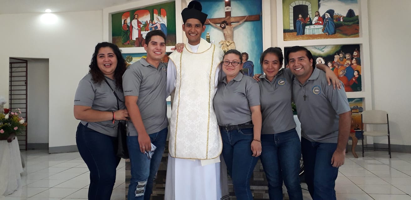 El padre Alexander Ruiz con jóvenes católicos de su iglesia. Foto: Tomada de Facebook.