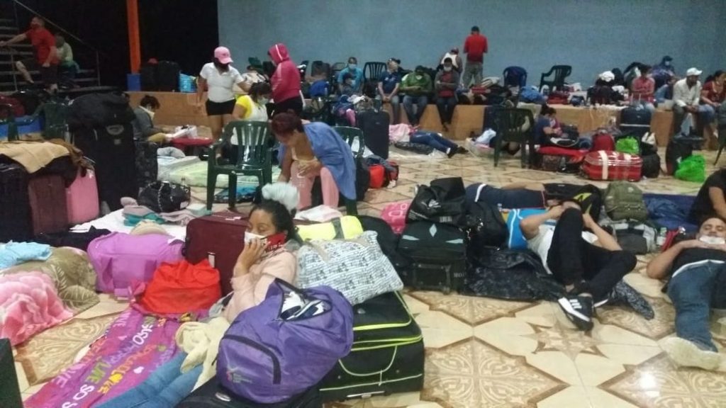 Nicaragüenses procedentes de Panamá están hacinados en albergues mientras el régimen va de pizca en pizca dejándolos retornar
