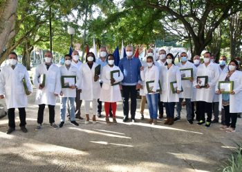 Se retiran de Nicaragua médicos cubanos que prometieron la cura contra el COVID-19. Foto: Presidencia de Cuba