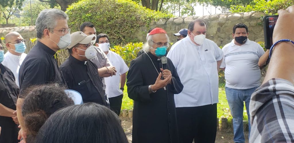 Cardenal Brenes desmiente a Murillo: «No habían velas ahí. Fue un acto terrorista planificado»