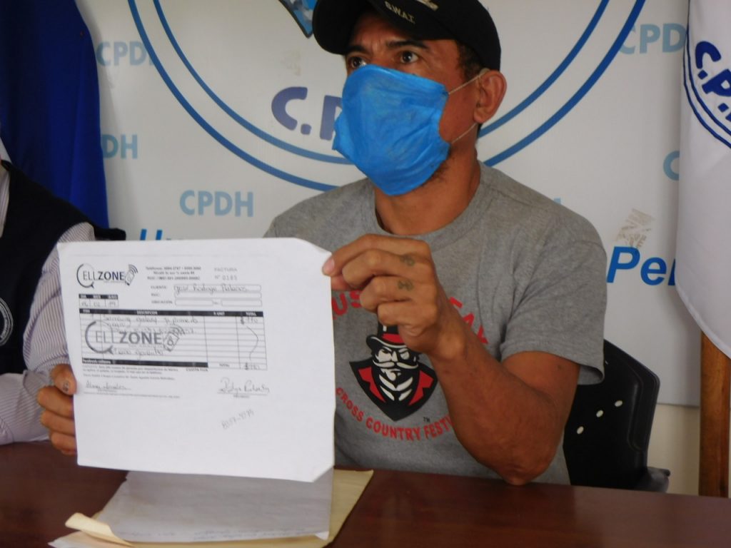Taxista de Managua denuncia que cuatro policías le robaron su celular