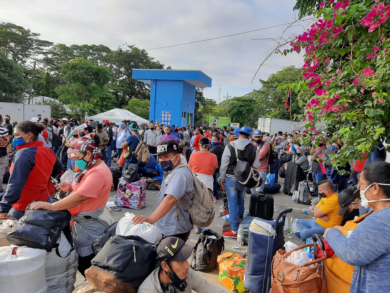 Nicaragüenses varados en Peñas Blancas siguen su calvario esperando que les permitan ingresar al país. Foto: Artículo 66