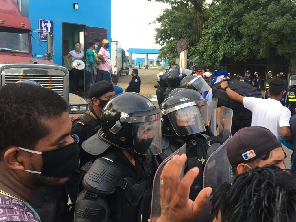 Nicaragüenses varados en Peñas Blancas bloquean el paso en protesta por impedirles el ingreso al país