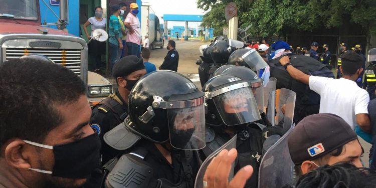 Nicaragüenses varados en Peñas Blancas bloquean el paso en protesta por impedirles el ingreso al país. Foto: Cortesía