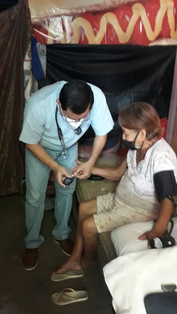 Doctor Alejandro Lagos asistiendo a doña Coquito, la «abuelita vandálica». Foto: Cortesía