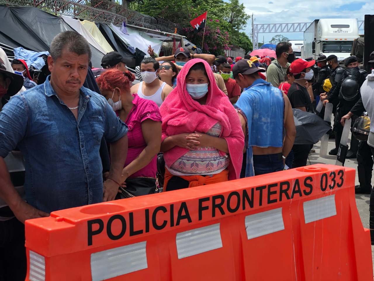 Nicas permanecen varados y bajo asedio policial. Foto: Cortesía