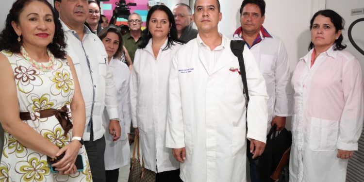 Asesora presidencial en temas de salud y exministra Sonia Castro junto a los médicos cubanos tras su llegada a Nicaragua. Foto: Cortesía