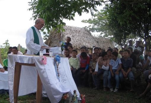 El sacerdote Claro Jesús durante su misión en Nicaragua. Foto: Cortesía