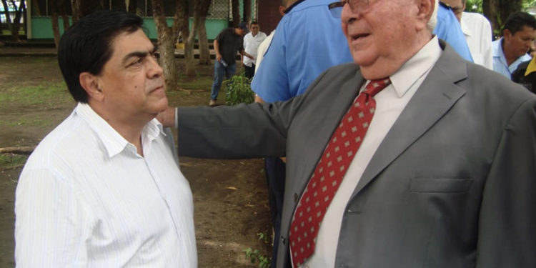 Fallece el exalcalde de Chinandega y exdiputado Enrique Saravia. En la foto, Saravia (derecha) junto al diputado orteguista José Figueroa.