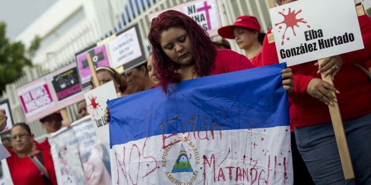 Femicidios de 42 mujeres en Nicaragua dejan en la orfandad a 54 menores. Foto referencia: Jorge Torres / EFE