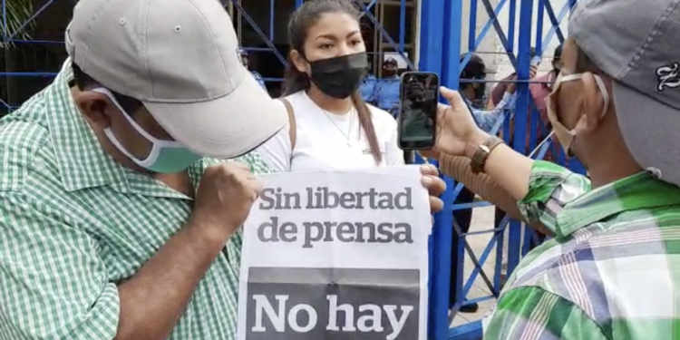 Juicio contra Kalúa Salazar pretende “sembrar el terror en el periodismo”, denuncian defensores de derechos humanos