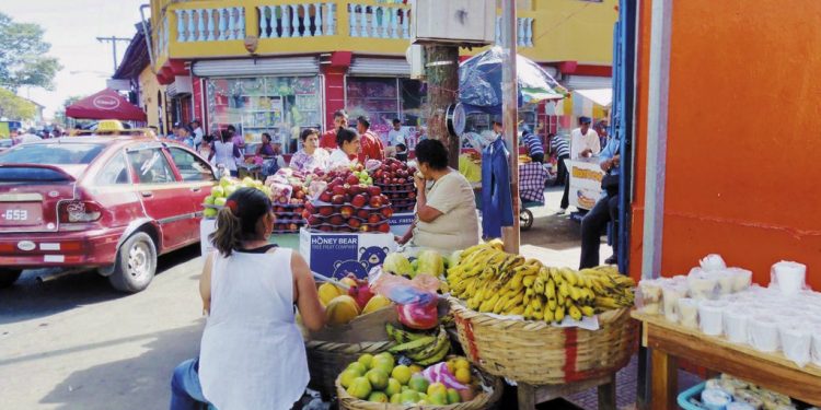 MC Comercio: El comercio informal crece en la temporada navideña afectando a las negocios fijos. LA PRENSA/ M. C
