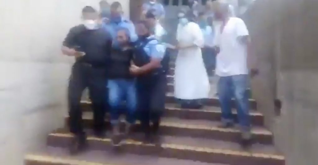 Policía se lleva por la fuerza a la testigo del atentado terrorista en Catedral