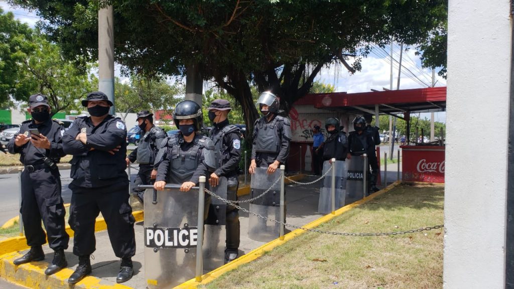 Policía orteguista asedia plantón de familiares de presos políticos en las instalaciones de La Prensa. Foto: G. Shiffman / Artículo 66