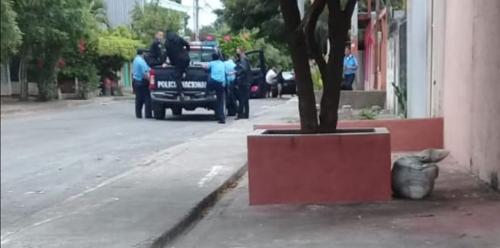 Policía de Daniel Ortega allana casas y secuestra a tres exreos políticos de Managua