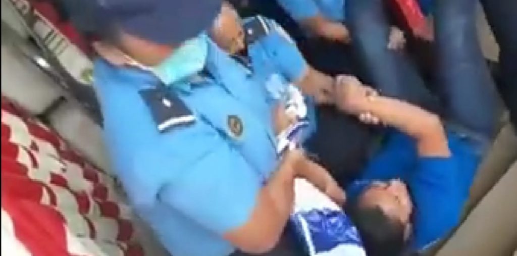 ¿Barricada en las banderas?: La justificación de la Policía para arrastrar a comerciante en San Carlos