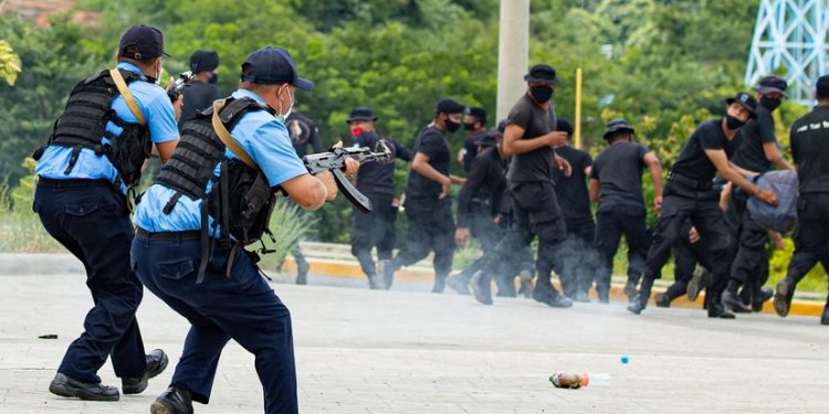 Policía de Ortega entrena simulando represión con AK-47 contra protestantes con botellas de agua