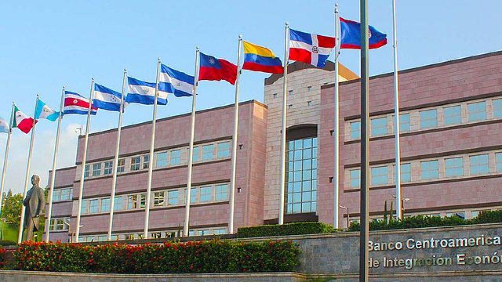 BCIE desembolsa nueve millones de dólares para mipymes de Nicaragua, pero los pone en la banca privada