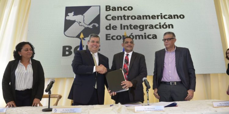 Dante Mossi, presidente del BCI, junto al sancionado ministro de Hacienda de Nicaragua, Iván Acosta. Foto: CCC