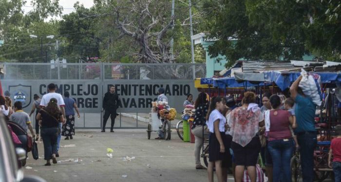Familiares de presos políticos denuncian medidas restrictivas en los diferentes calabozos del país. Foto: La Prensa
