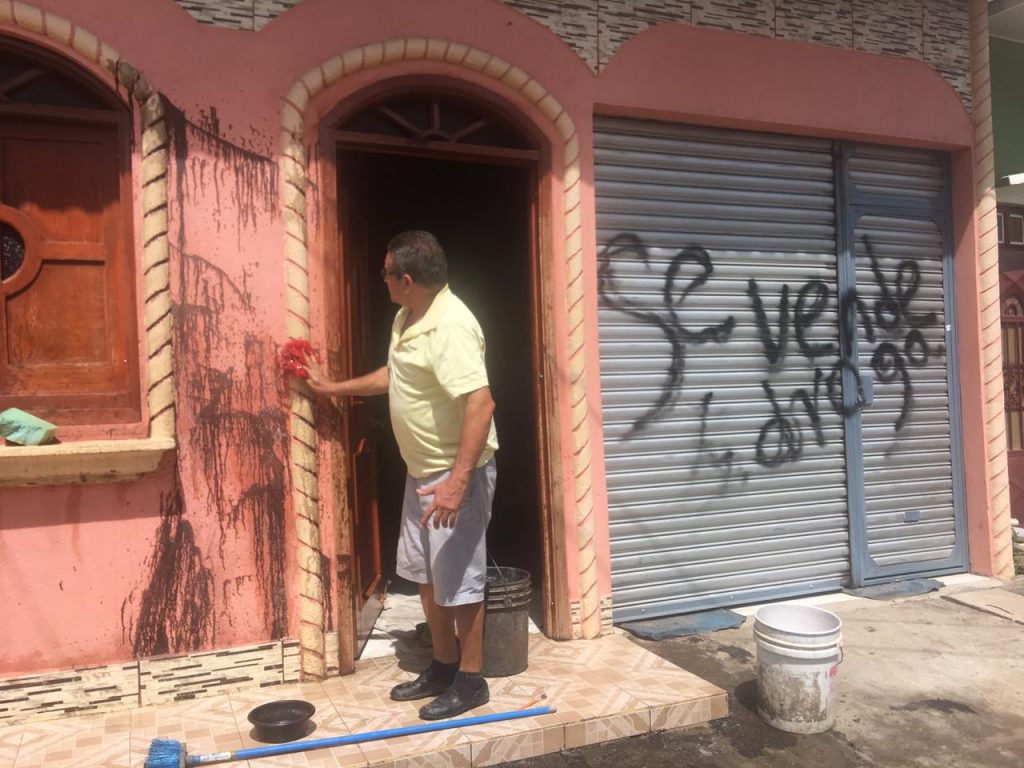 Fanáticos de la dictadura de Ortega pintan casa de una familia opositora en Matagalpa