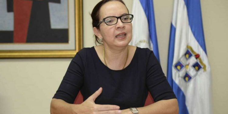 La doctora María Asunción Moreno se incorpora como miembro de la Alianza Cívica. Foto: Cortesía