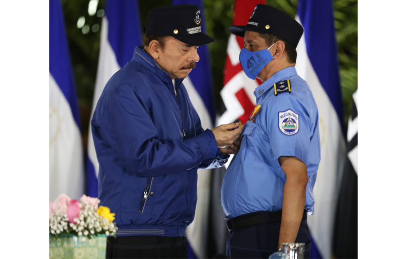 Ortega condecora a la Polic&iacute;a represiva y arremete contra opositores