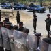 Policía «tranca» e impide movilización a opositores de la Coalición Nacional que iban a Rivas a reunión departamental. Foto: Diario La Tribuna, Honduras.