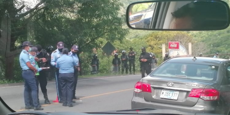 Escuadrón policial impide entrar a Nueva Segovia a la delegación de la Coalición Nacional. Foto: N. Miranda / Artículo 66.