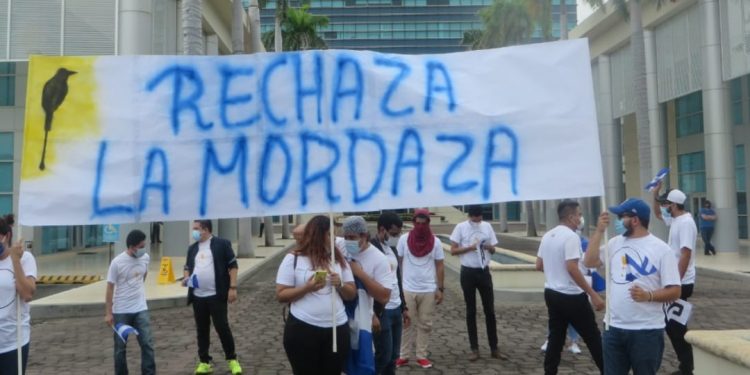Jóvenes protestan contra la Ley Mordaza. Foto: Cortesía
